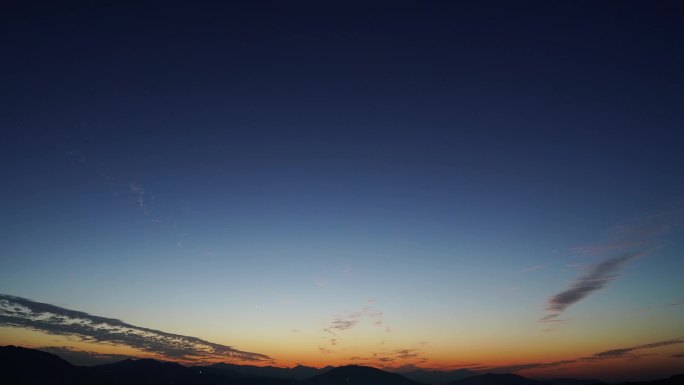 山峰夜幕降临延时天空蓝色晚霞自然风光风景