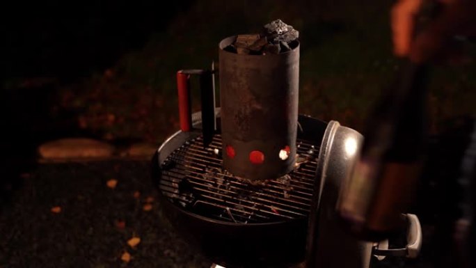 带有烧制木炭的起动器放在圆形烤架上