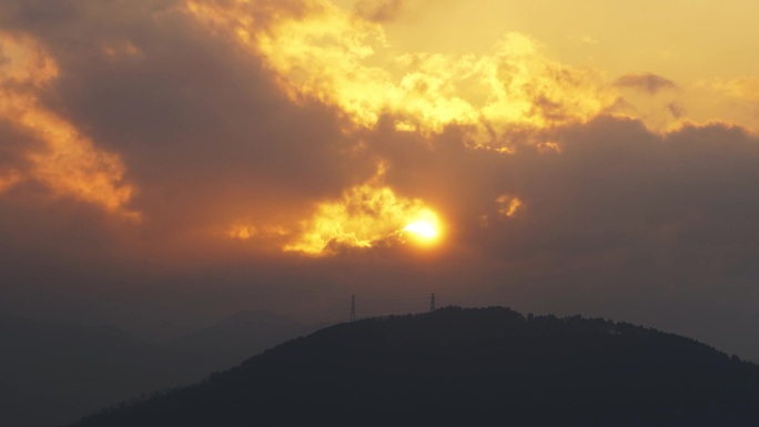 山峰日出延时丁达尔光早晨阳光穿过云朵早霞