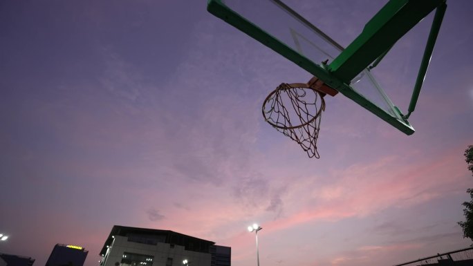 晚霞粉色天空篮球架