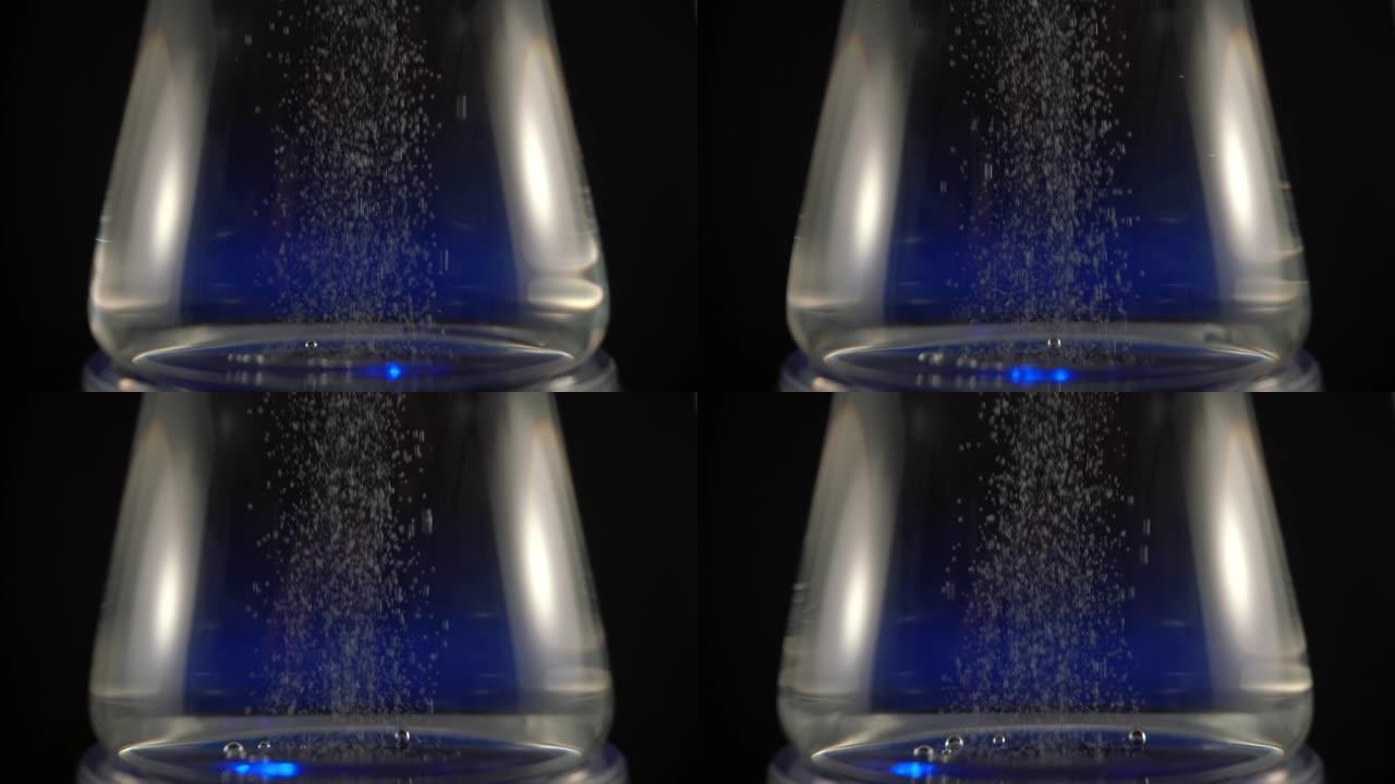 气泡在瓶子中上升，用于电离，结构化和富集水以及碱度。该设备是便携式饮用水。慢动作，旋转动作。