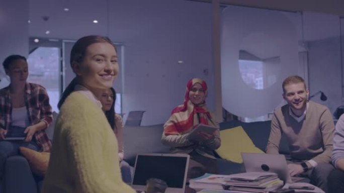 孕妇女商人在现代同事开放空间办公室中领导多元化业务团队的创意会议残疾同事坐在轮椅上参加教育或商业培训