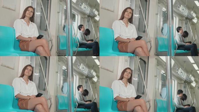 白人妇女坐在地铁旅行中使用智能手机