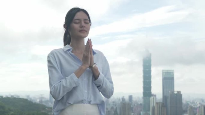 办公室女士在台北市前祈祷，台湾
