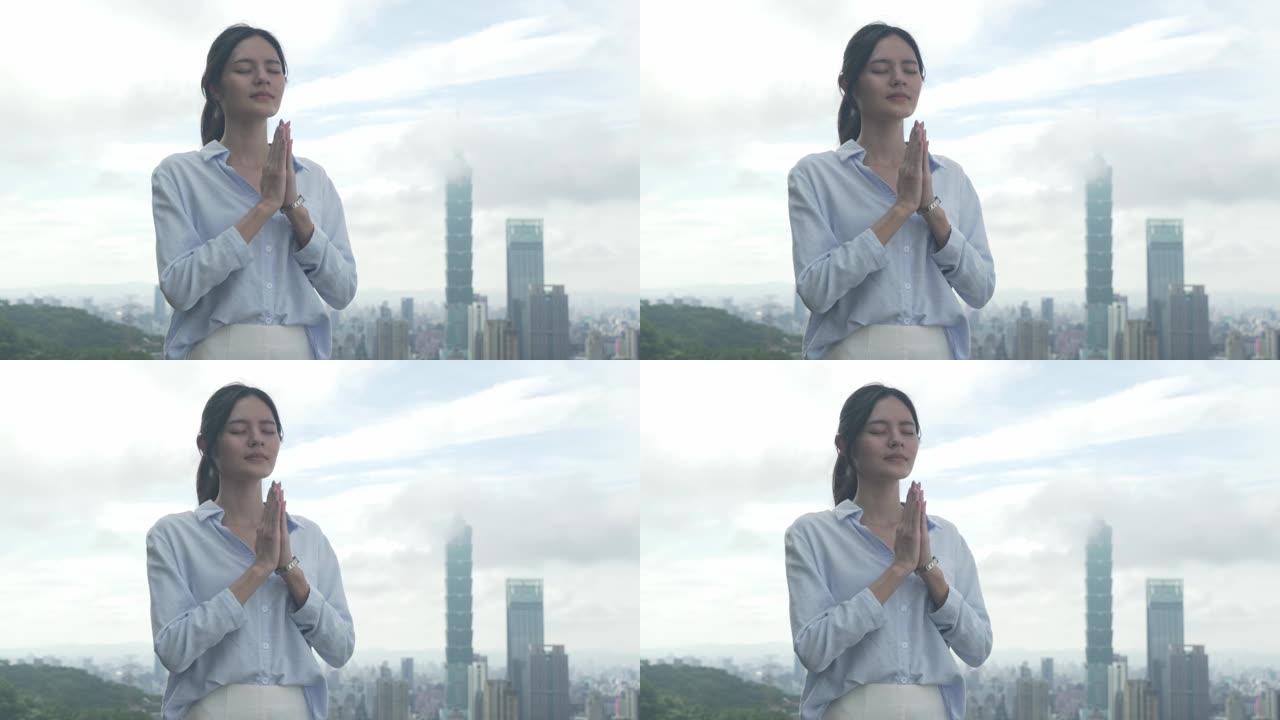 办公室女士在台北市前祈祷，台湾
