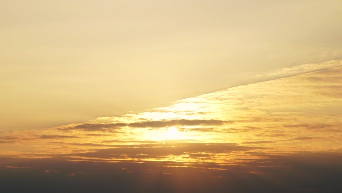 日落延时阳光穿透云朵夕阳云层黄昏天空晚霞