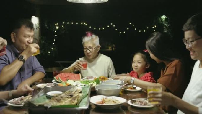 庆祝吐司，快乐的现代大家庭在晚宴上碰杯，健康食品和海鲜-库存视频