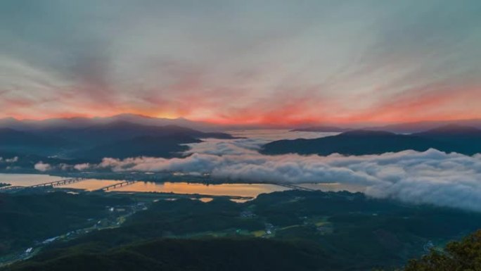 雾蒙蒙的日出早晨在市外的夜滨山顶视图。在南阳州市韩国