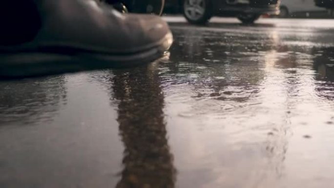 雨街人潮交通道路城市沥青掉落