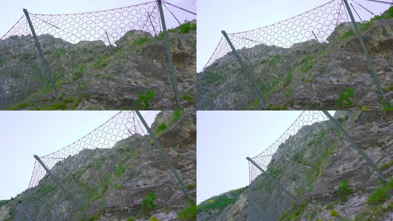 山的岩石上的金属丝网