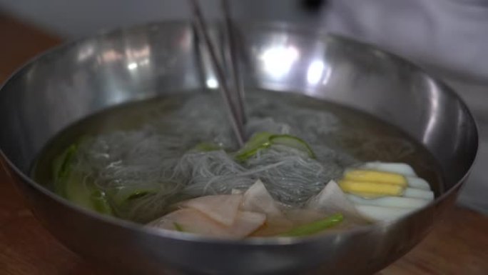 韩国冷面; naengmyeon。黄瓜切片，腌萝卜。美味的食物