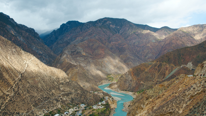 高山流水雅鲁藏布江 峡谷 深谷 自然环境