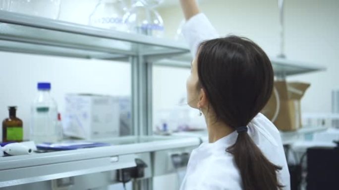年轻女子实验室助理正走在制药实验室spbd的内部