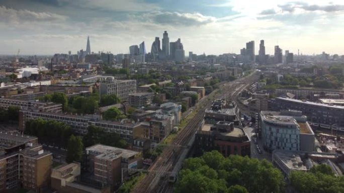 从贝斯纳尔绿色公园 (Bethnal Green Park) 俯瞰伦敦的高角度镜头，向西望向城市