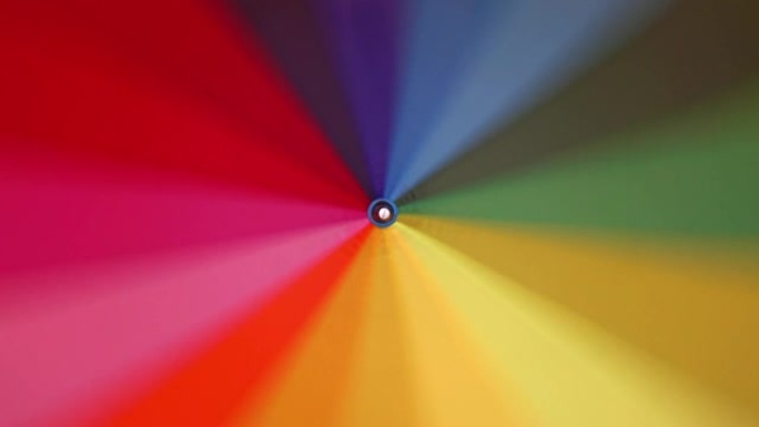 一把多色的彩虹伞旋转