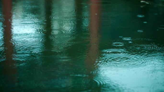 初春的小雨-雨滴水面湖面下雨湖面