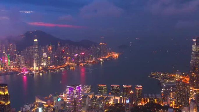 香港九龙交通及公路夜间航拍。无人机拍摄