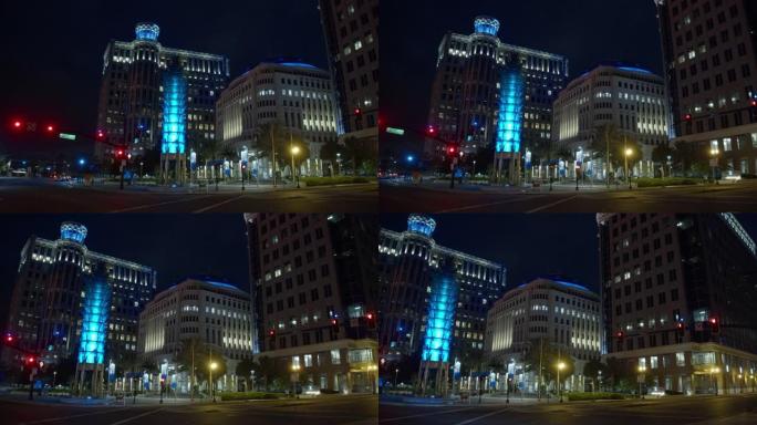市政厅广场，奥兰多，佛罗里达州，在夜晚照明。荒凉的街道上没有车辆。