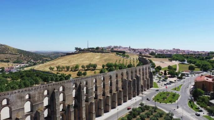 令人印象深刻的Elvas渡槽位于葡萄牙城市防御工事的脚下，夏季在Elvas的Portalegre区。