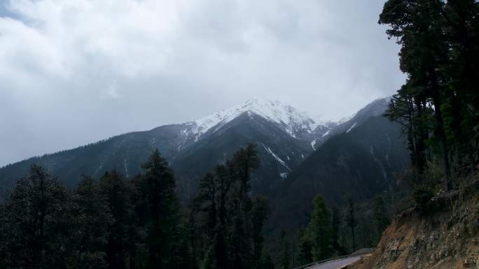 雪山山路汽车奔跑 高山跑车