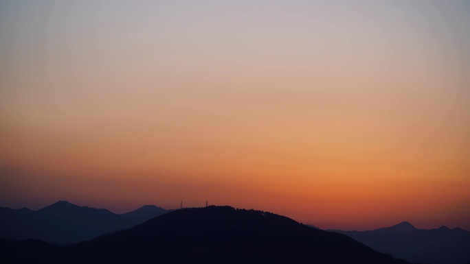 山峰夜幕降临延时傍晚天空晚霞群山黄昏夜晚