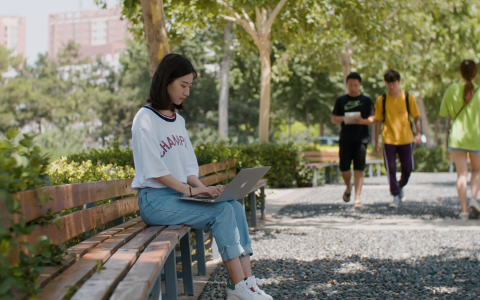 大学校园 大学生活 大学生 骑车