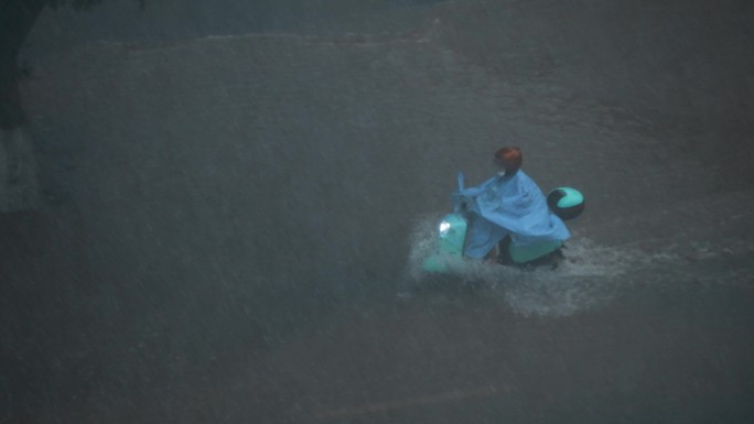 蓝色雨衣骑手