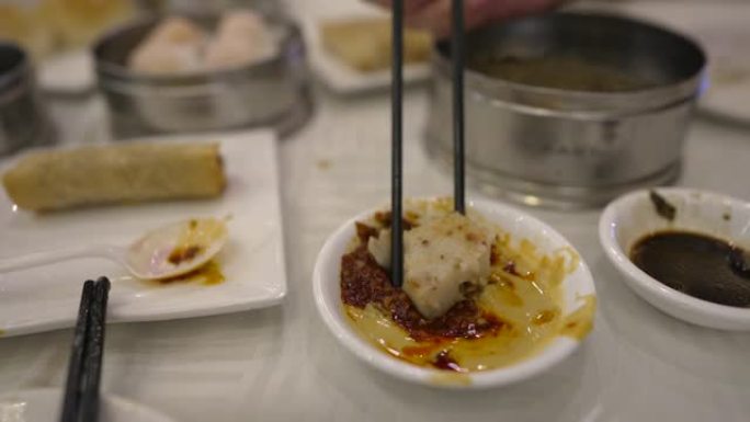 筷子在热辣椒油中蘸点心