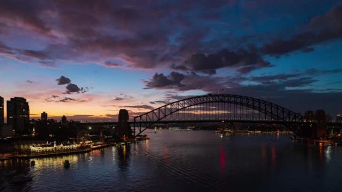 日出时悉尼海港大桥、歌剧院和露娜公园的延时