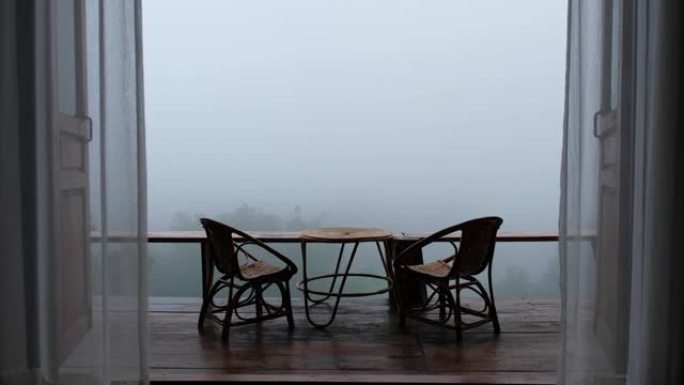 雾天露台上的木制桌椅