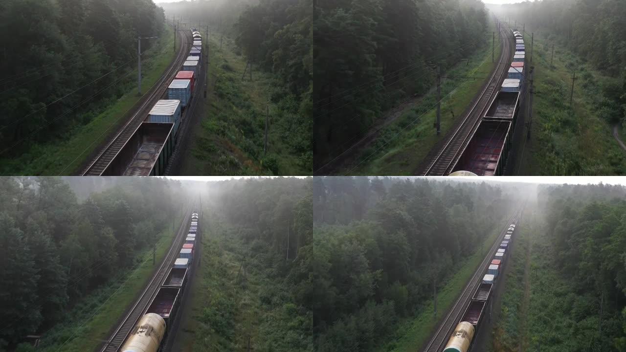 一列货运列车正在高速驶过树林。鸟瞰图。
