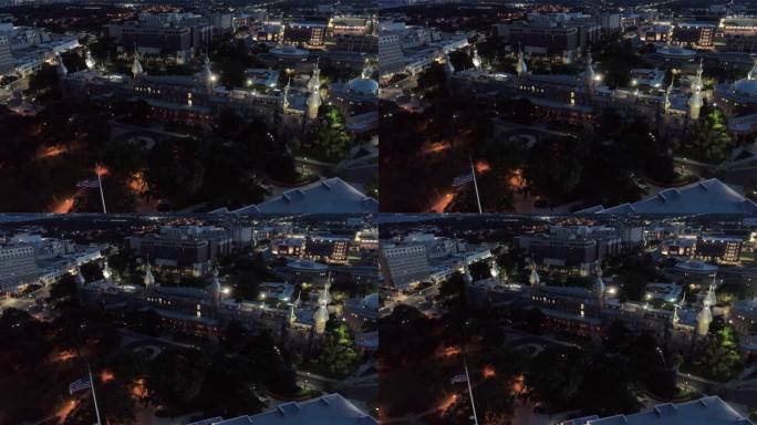 晚上坦帕大学的鸟瞰图。