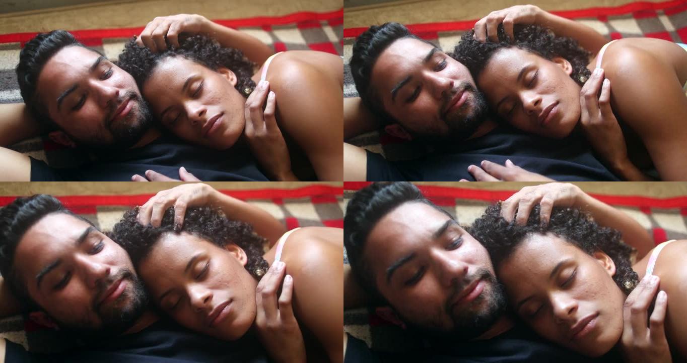 巴西夫妇躺在床上拥抱。西班牙裔拉丁美洲南美人民的爱与感情