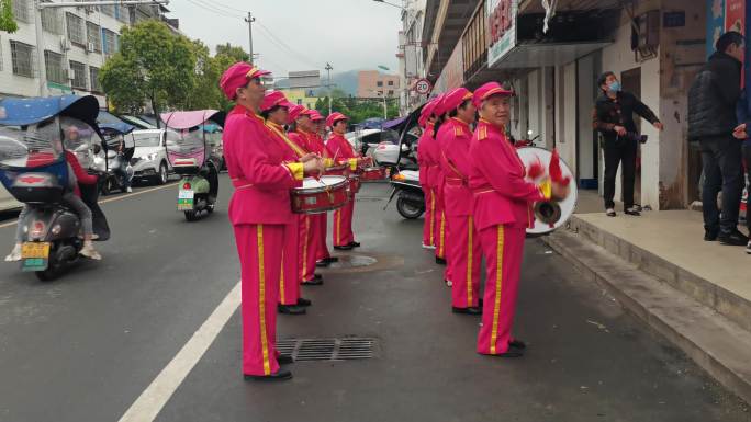 街边小店开业宣传锣鼓喧天