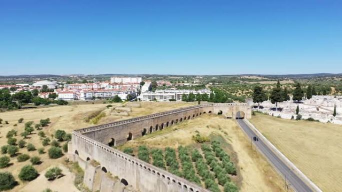 夏季，Elvas的渡槽和葡萄牙干旱乡村的城市防御工事，位于Elvas的Portalegre区。