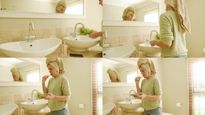 女人在浴室刷牙时检查手机
