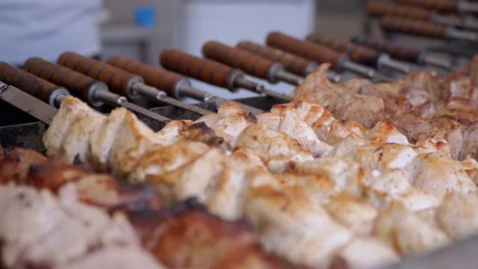 用金属串在露天烤架上烹饪多汁的猪肉烤肉串。4K