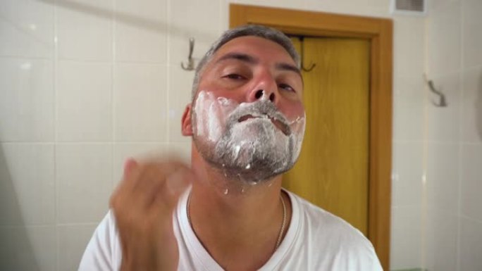 浴室里的男人留着胡子