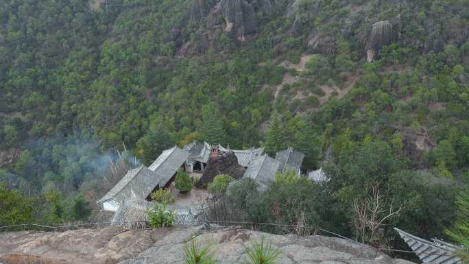 云南旅游大理剑川石宝山山谷里寺院