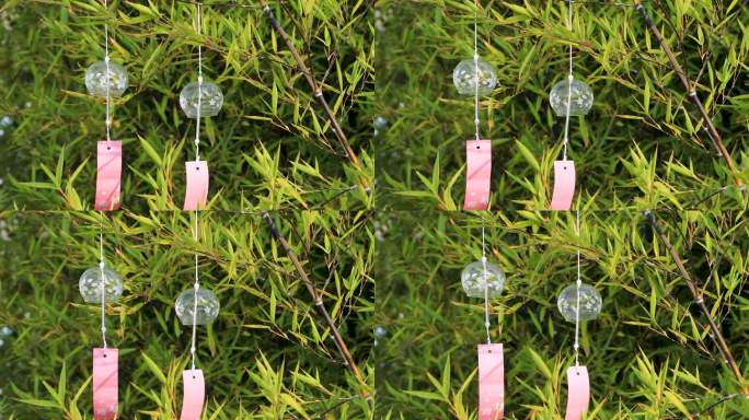 风铃在竹子背景前随风摆动