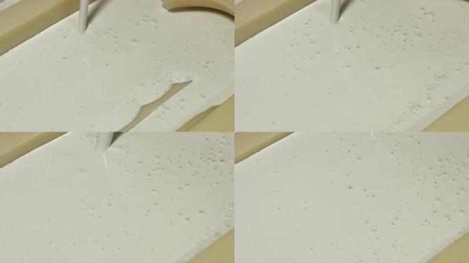 关闭液体石膏浇注在模具中。