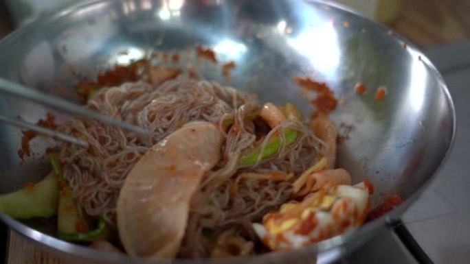 韩国冷面; naengmyeon。黄瓜切片，腌萝卜。美味的食物