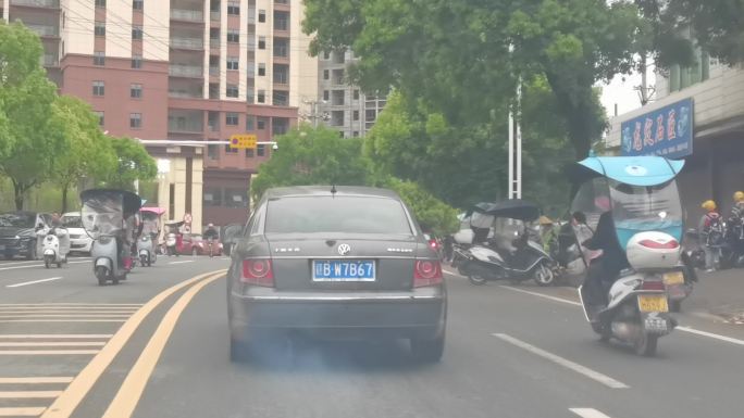 路上烧机油的车