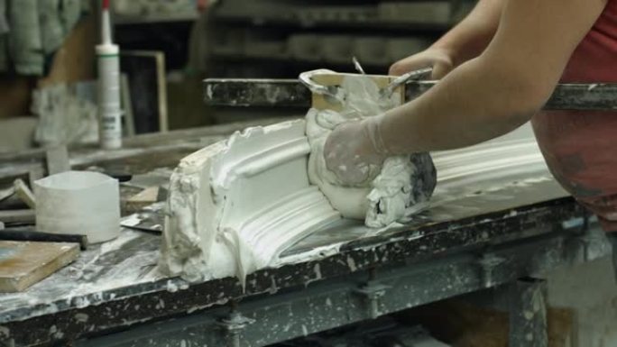 工人成型石膏产品。