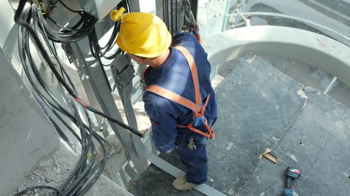 项目装修阶段安装电梯施工