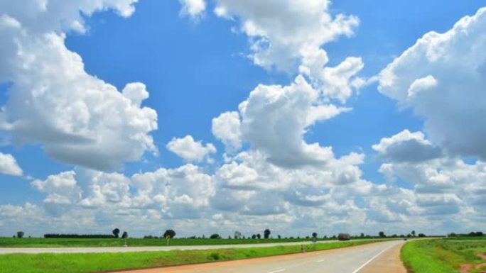 背景云在高速公路上移动，美丽