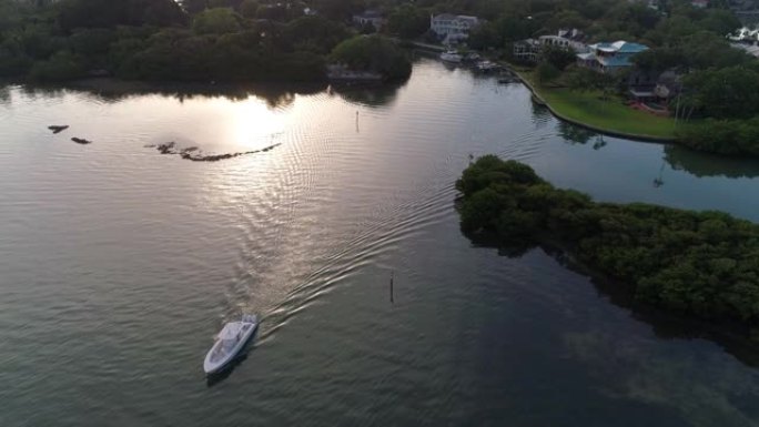 清晨，小型游艇从佛罗里达州萨拉索塔 (Sarasota) 的海岸驶向大海。