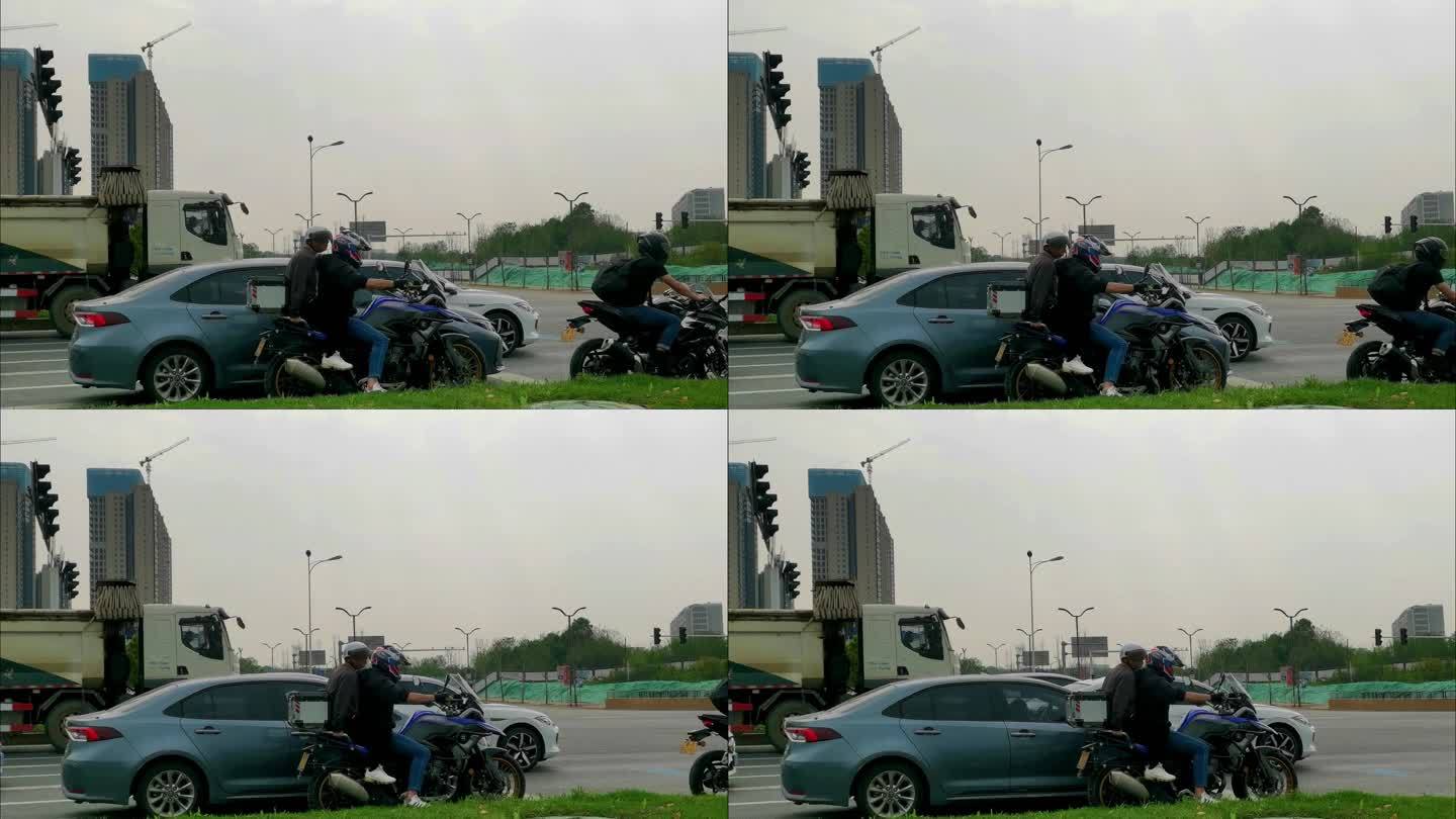 情侣骑摩托车机车等红绿灯