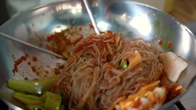 韩国冷面; naengmyeon。黄瓜切片，腌萝卜。美味的食物