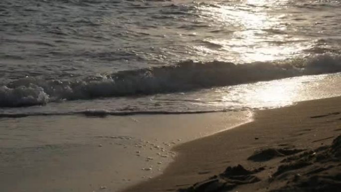 波浪海4k镜头上的日出太阳反射
